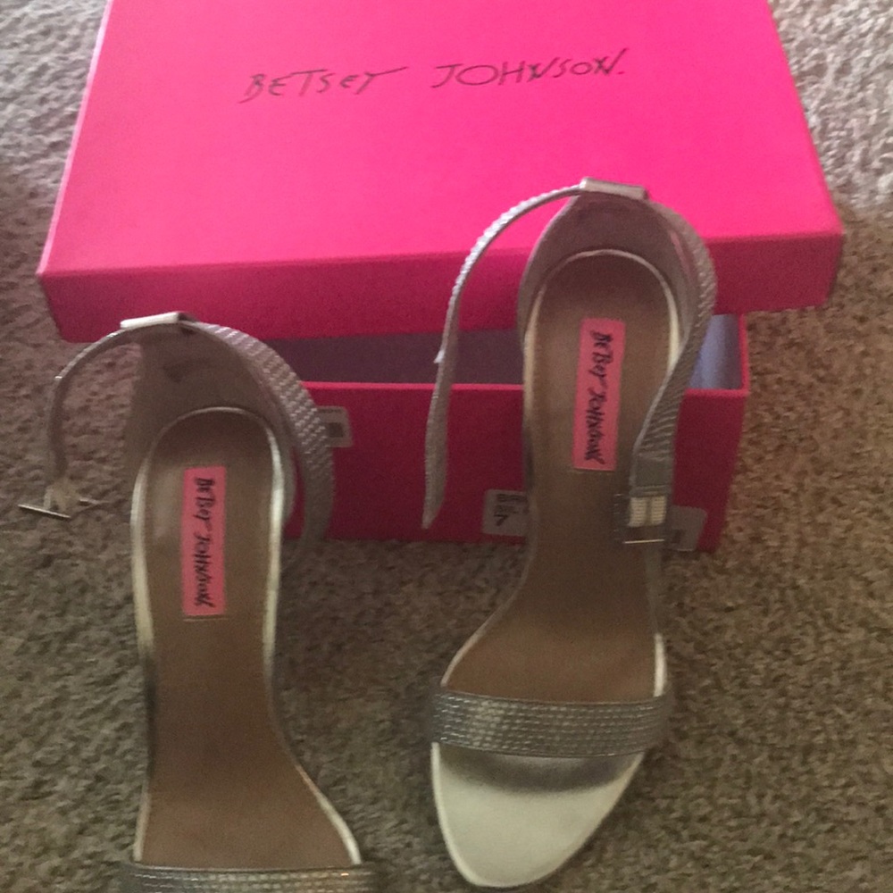 Betsy Johnson silver dress shoe